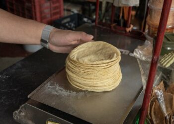 Gobierno y productores pactan mantener estable el precio de la tortilla en México