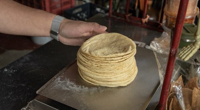 Gobierno y productores pactan mantener estable el precio de la tortilla en México