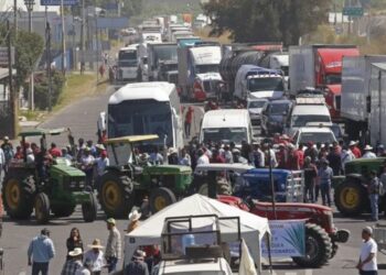 Transportistas permiten paso libre en casetas durante jornada de protesta