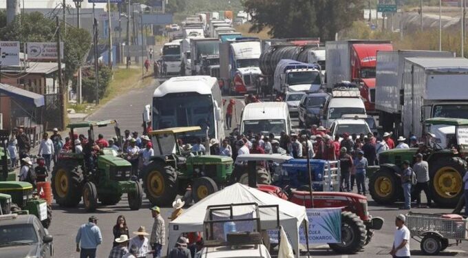 Transportistas permiten paso libre en casetas durante jornada de protesta