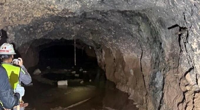 Rescatan con vida a segundo minero tras 13 días atrapado en mina de Sinaloa