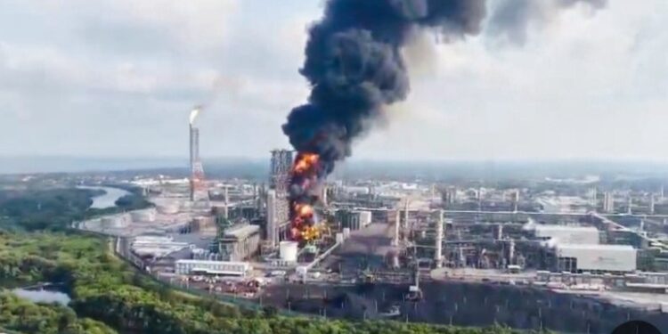 Incendio en Dos Bocas activa protocolos de emergencia; Pemex reporta control del siniestro