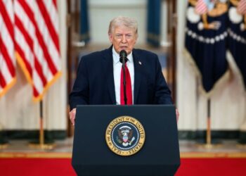 Trump mantiene bloqueo a Irán pese a reapertura del estrecho de Ormuz