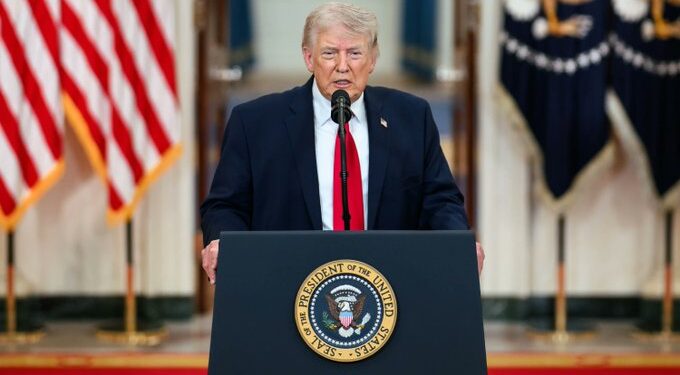 Trump mantiene bloqueo a Irán pese a reapertura del estrecho de Ormuz