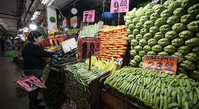 Inflación cede en abril, pero sigue fuera del objetivo de Banxico