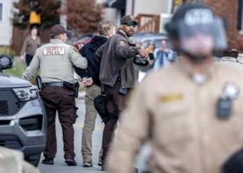 Texas activa la Ley SB4: policías podrán detener a migrantes por sospecha de estancia irregular