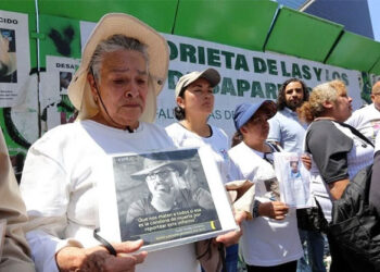 Familias de desaparecidos cuestionan al gobierno y piden apoyo internacional