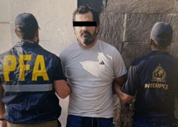 Detienen en Argentina a contralmirante mexicano por red de huachicol