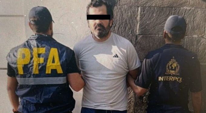 Detienen en Argentina a contralmirante mexicano por red de huachicol