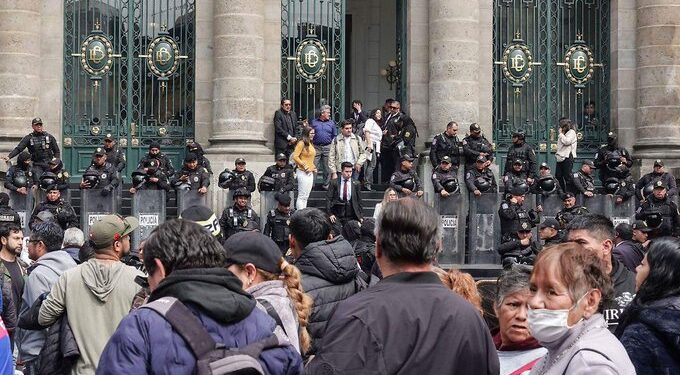 Protesta escala a violencia en el Congreso de CDMX y obliga a frenar sesión
