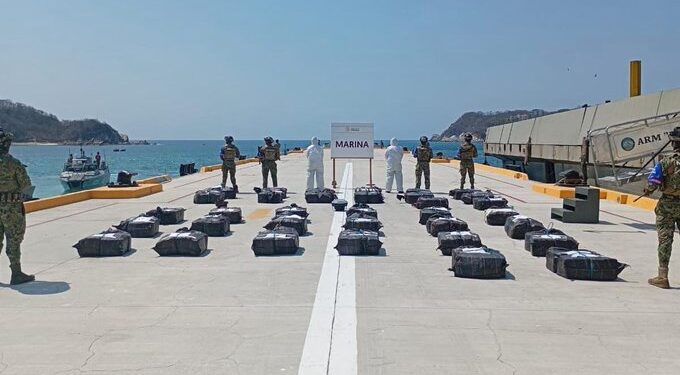 Marina intercepta cargamentos de cocaína en el Pacífico y rescata a 11 personas
