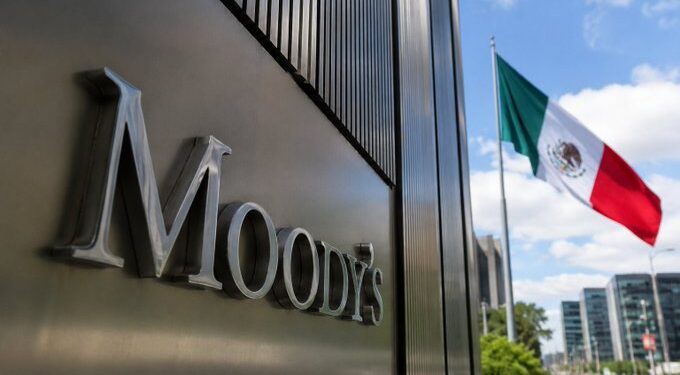 México queda al borde del “grado especulativo” tras recorte de Moody’s