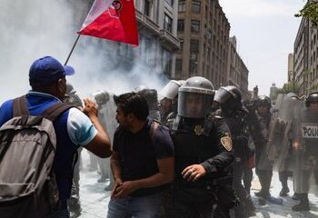 CNTE cancela intento de ingresar al Zócalo tras enfrentamiento con policías en el Centro de CDMX