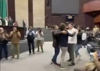 Diputados de Morena y PRI protagonizan conato de pelea en San Lázaro durante debate electoral