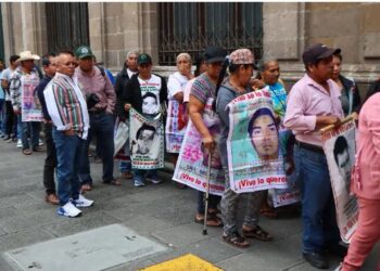 Familias de Ayotzinapa piden a Sheinbaum resultados concretos sobre el caso de los 43
