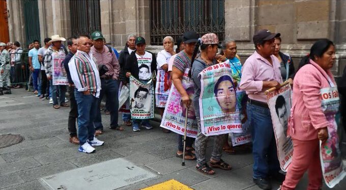 Familias de Ayotzinapa piden a Sheinbaum resultados concretos sobre el caso de los 43