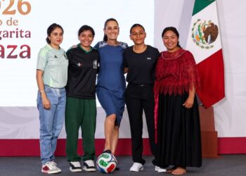 Sheinbaum impulsa actividades del Mundial 2026 y reconoce a jóvenes ganadoras de boletos