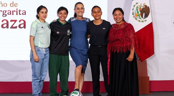 Sheinbaum impulsa actividades del Mundial 2026 y reconoce a jóvenes ganadoras de boletos