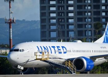 Alerta en vuelo de United obliga a regresar a Newark; nombre de dispositivo Bluetooth activa protocolo de seguridad