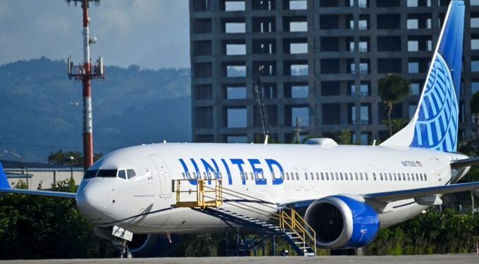 Alerta en vuelo de United obliga a regresar a Newark; nombre de dispositivo Bluetooth activa protocolo de seguridad