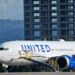 Alerta en vuelo de United obliga a regresar a Newark; nombre de dispositivo Bluetooth activa protocolo de seguridad