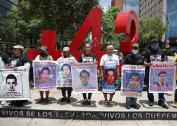 Caso Ayotzinapa: padres de los 43 denuncian bloqueo a normalistas y acusan criminalización; suspenden reunión con autoridades federales