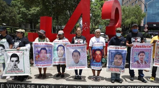 Caso Ayotzinapa: padres de los 43 denuncian bloqueo a normalistas y acusan criminalización; suspenden reunión con autoridades federales