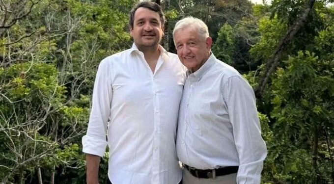 AMLO reaparece junto a su hijo Andrés Manuel López Beltrán en una nueva fotografía difundida en redes
