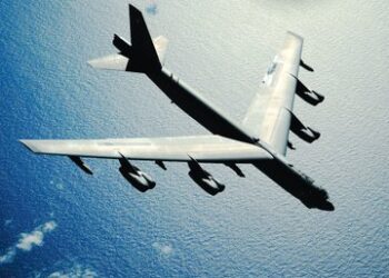 Se desploma un bombardero B-52 de Estados Unidos tras despegar de una base militar en California