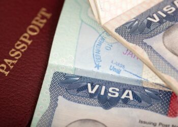 Tribunal determina que tarifa de 100 mil dólares a visas H-1B viola la ley