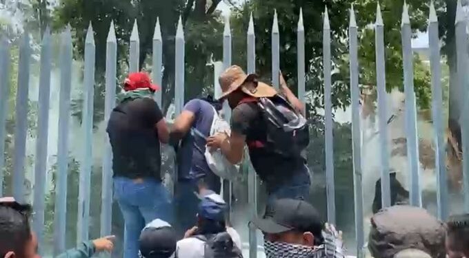 Maestros de la CNTE ingresan a la fuerza a oficinas de la SEP y causan destrozos en protesta