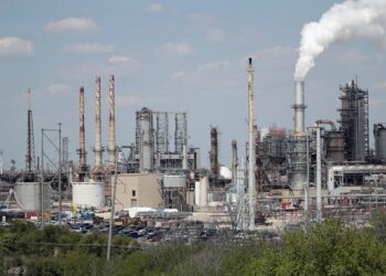 Petróleo retrocede tras avances entre EU e Irán y menor riesgo en el estrecho de Ormuz