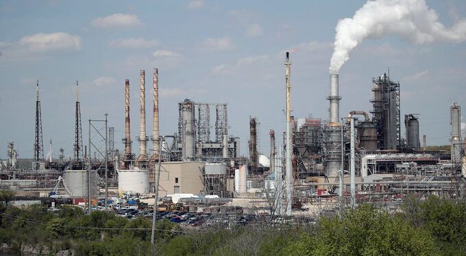 Petróleo retrocede tras avances entre EU e Irán y menor riesgo en el estrecho de Ormuz