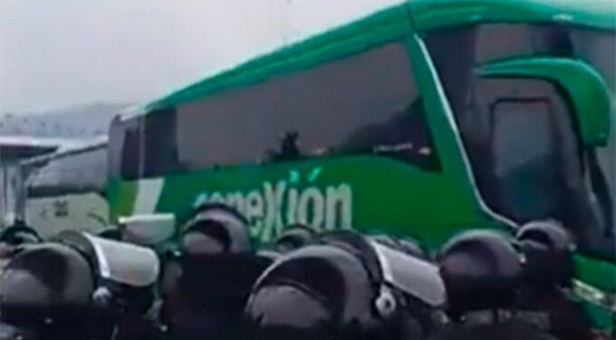 Hallan 59 presuntos artefactos explosivos en autobús de Ayotzinapa durante operativo en ingreso a la CDMX