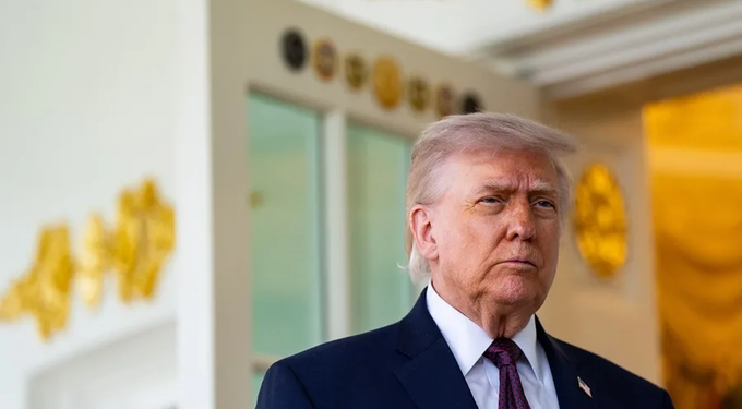 Trump asegura que responderá con máxima fuerza militar si Irán atenta contra su vida