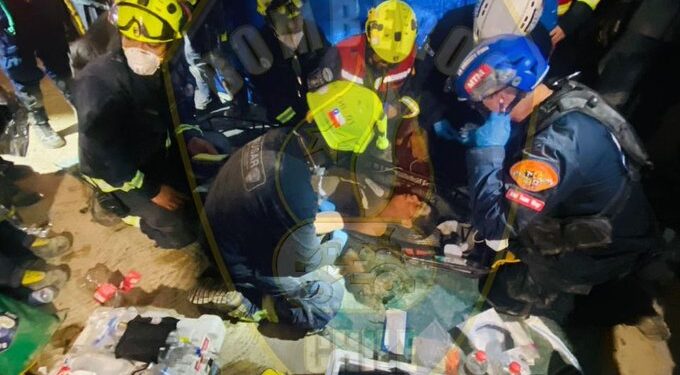 Venezuela mantiene intensa búsqueda de sobrevivientes; rescatan a un hombre tras ocho días y continúa operativo para salvar a un niño