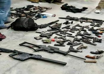 Estados Unidos decomisa 138 armas que serían traficadas a México; embajador Ronald Johnson destaca operativo conjunto