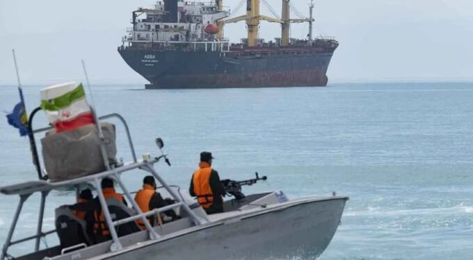 Irán amenaza a Estados Unidos con atacar sus fuerzas navales; crece la tensión en el estrecho de Ormuz