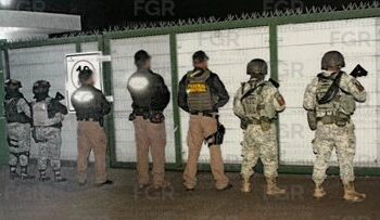 FGR asegura hidrocarburo, pipas y equipo con logotipos de Pemex en operativo