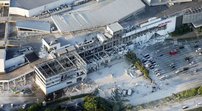 Terremoto de magnitud 7.1 sacude Japón: deja un muerto, decenas de heridos y personas atrapadas tras colapso de centro comercial