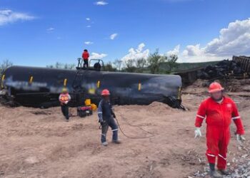 Semarnat mantiene clausurada la zona del derrame químico en Sonora; Ferromex deberá reparar el daño