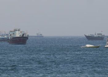 Petróleo cierra con pérdidas pese a tensión entre Estados Unidos e Irán; incertidumbre sobre Ormuz mantiene en alerta al mercado