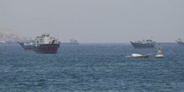 Petróleo cierra con pérdidas pese a tensión entre Estados Unidos e Irán; incertidumbre sobre Ormuz mantiene en alerta al mercado