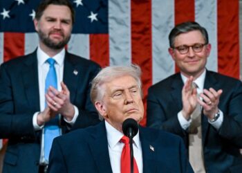 Trump asegura que no participa en sus negocios tras revelar ganancias millonarias