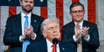 Trump asegura que no participa en sus negocios tras revelar ganancias millonarias