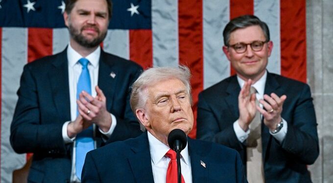 Trump asegura que no participa en sus negocios tras revelar ganancias millonarias