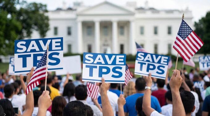 Juez mantiene vigentes los permisos de trabajo para miles de migrantes protegidos por el TPS