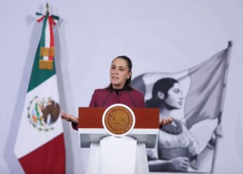 Mañanera de Sheinbaum: niega campaña contra Argentina, respalda democracia y anuncia revisión de escuelas militarizadas