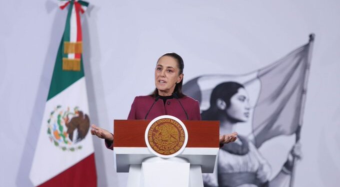 Mañanera de Sheinbaum: niega campaña contra Argentina, respalda democracia y anuncia revisión de escuelas militarizadas