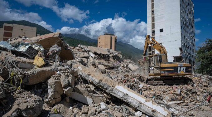 Tragedia en Venezuela deja 3 mil 685 muertos; continúan las labores de rescate tras los terremotos